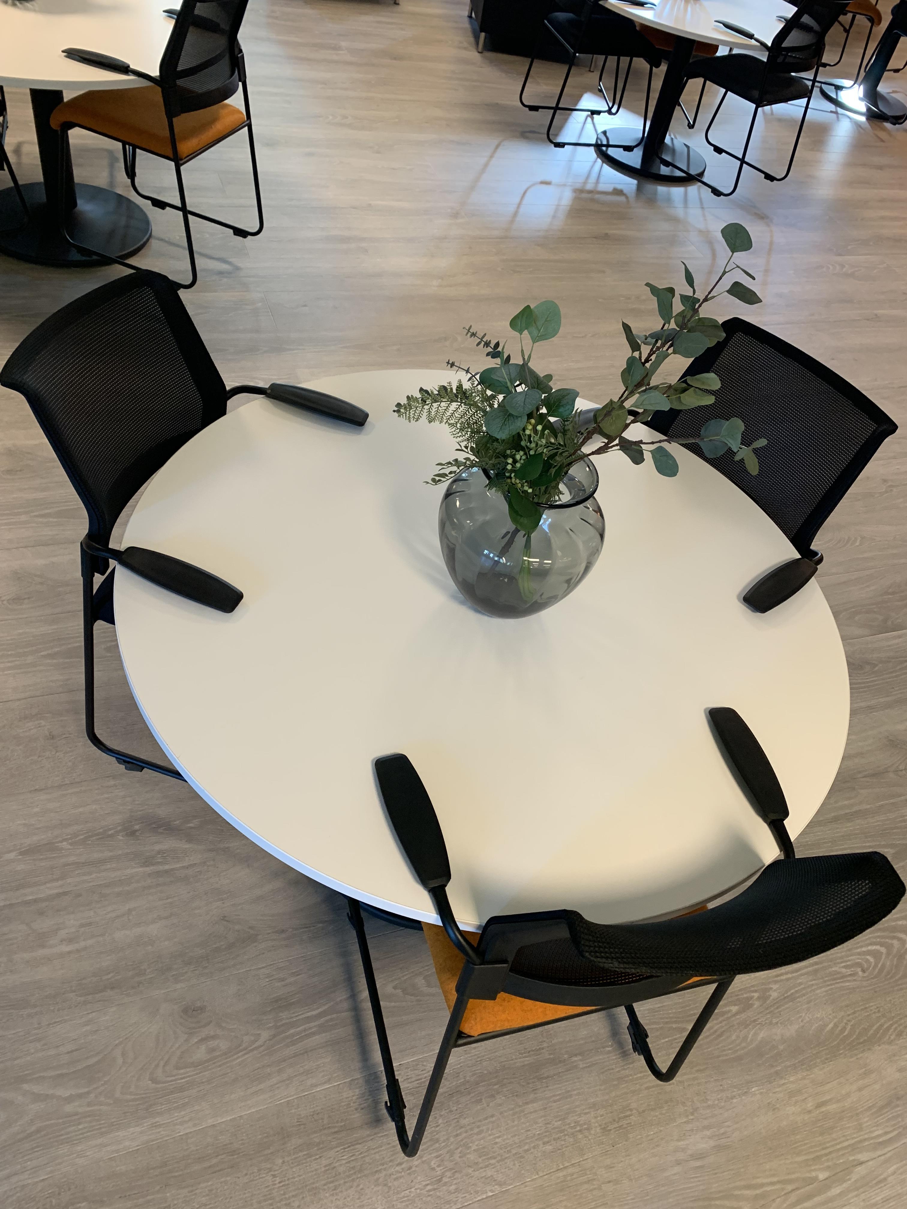Det er seks runde bord i kirkestua, i tillegg til mange firkantede som kan slås opp.